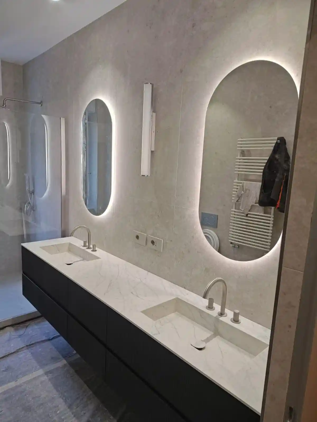 Elettricista al lavoro Milano